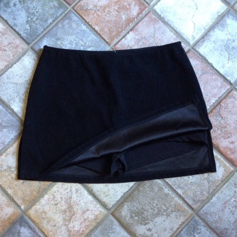 🎉 SOLD ON DP HOT KISS BLACK VELVET (?) SKORT