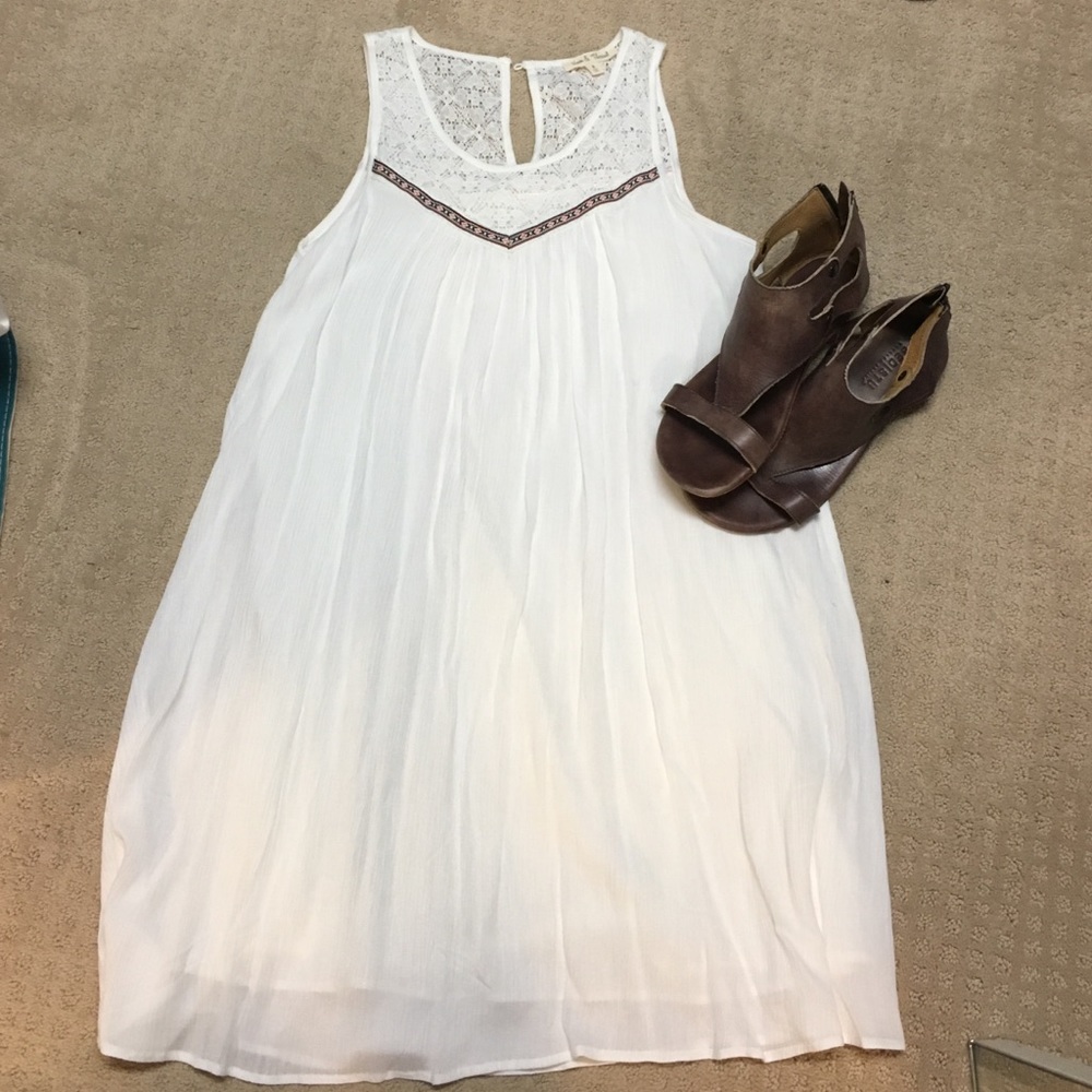 Beautiful white dress with lace detail