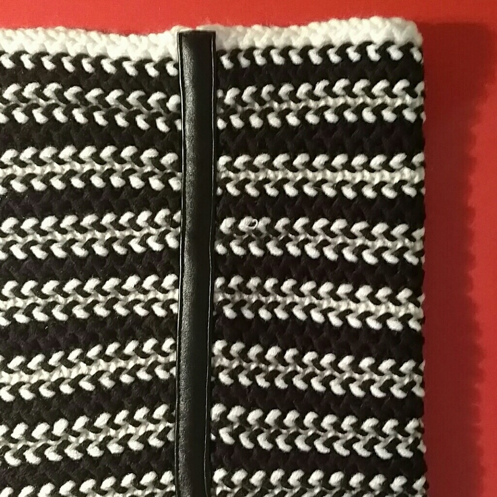 Ann Taylor neck warmer. Never worn with tags.