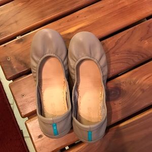 Tieks flats