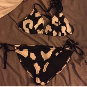 Triangl swim TOP ONLY SIZE LARGE