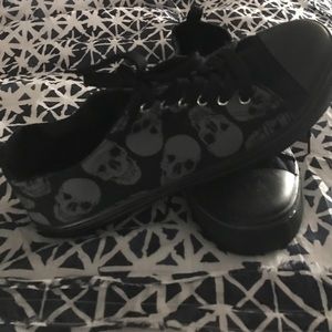 Skull print converse style sneakers