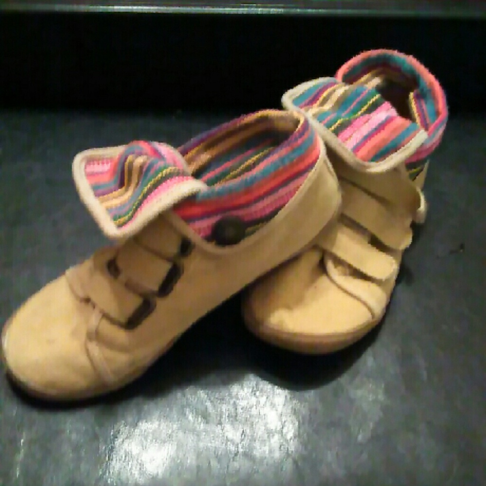 Khaki blow fish boots