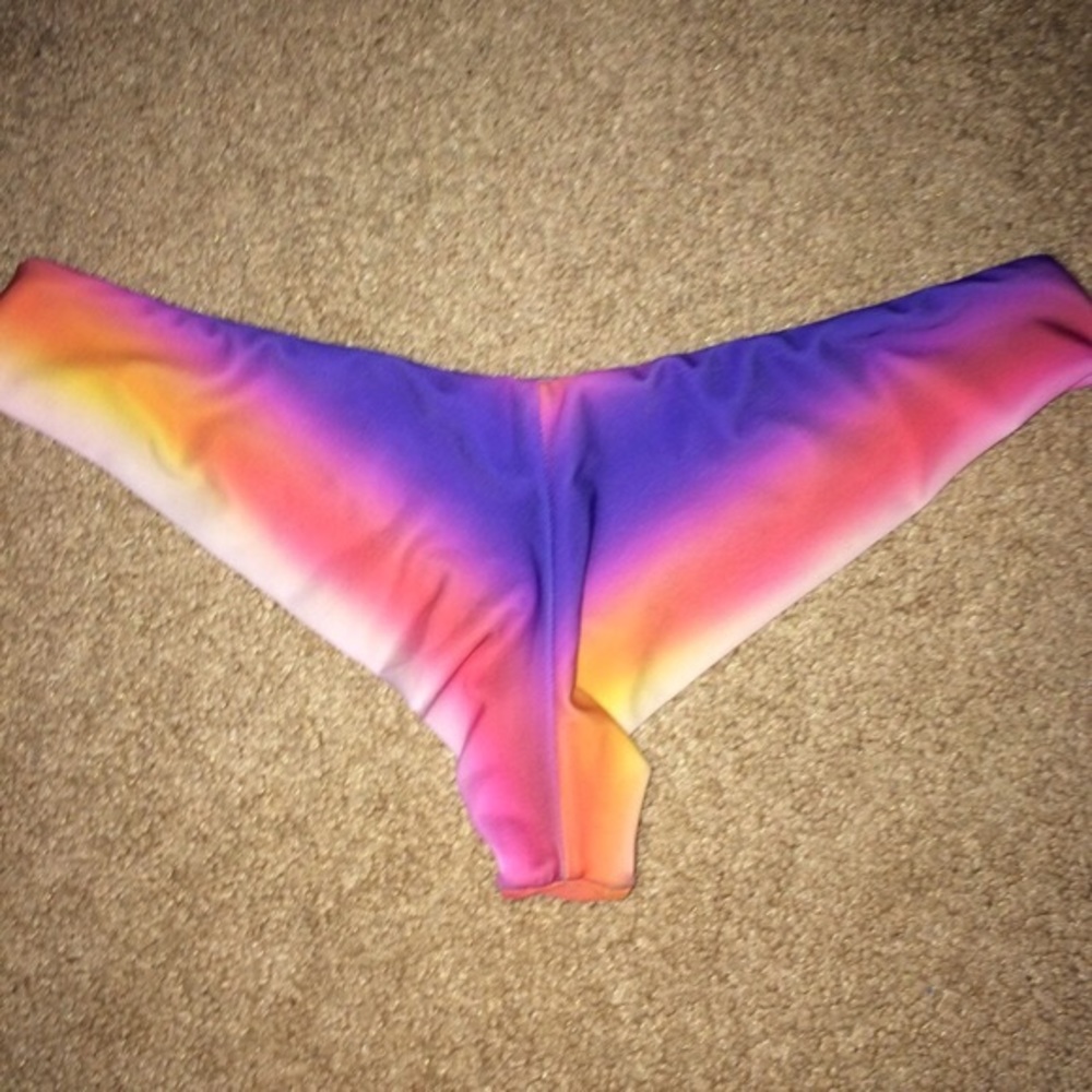 Will pay $200 for MOANA SHARK FIN BOTTOMS!!!!!