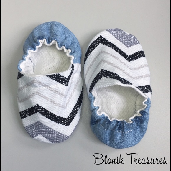 Baby shoes and bibs - Picture 2 of 4