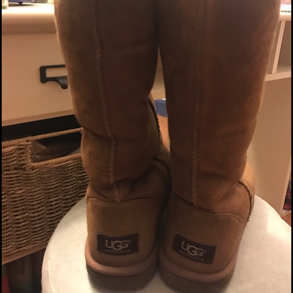 UGG BOOTS SIZE 7