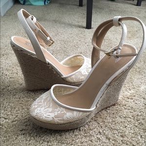victorias secret cream/white wedges