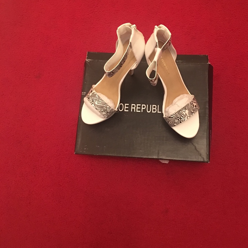 NWOT White heels with black&white swirls