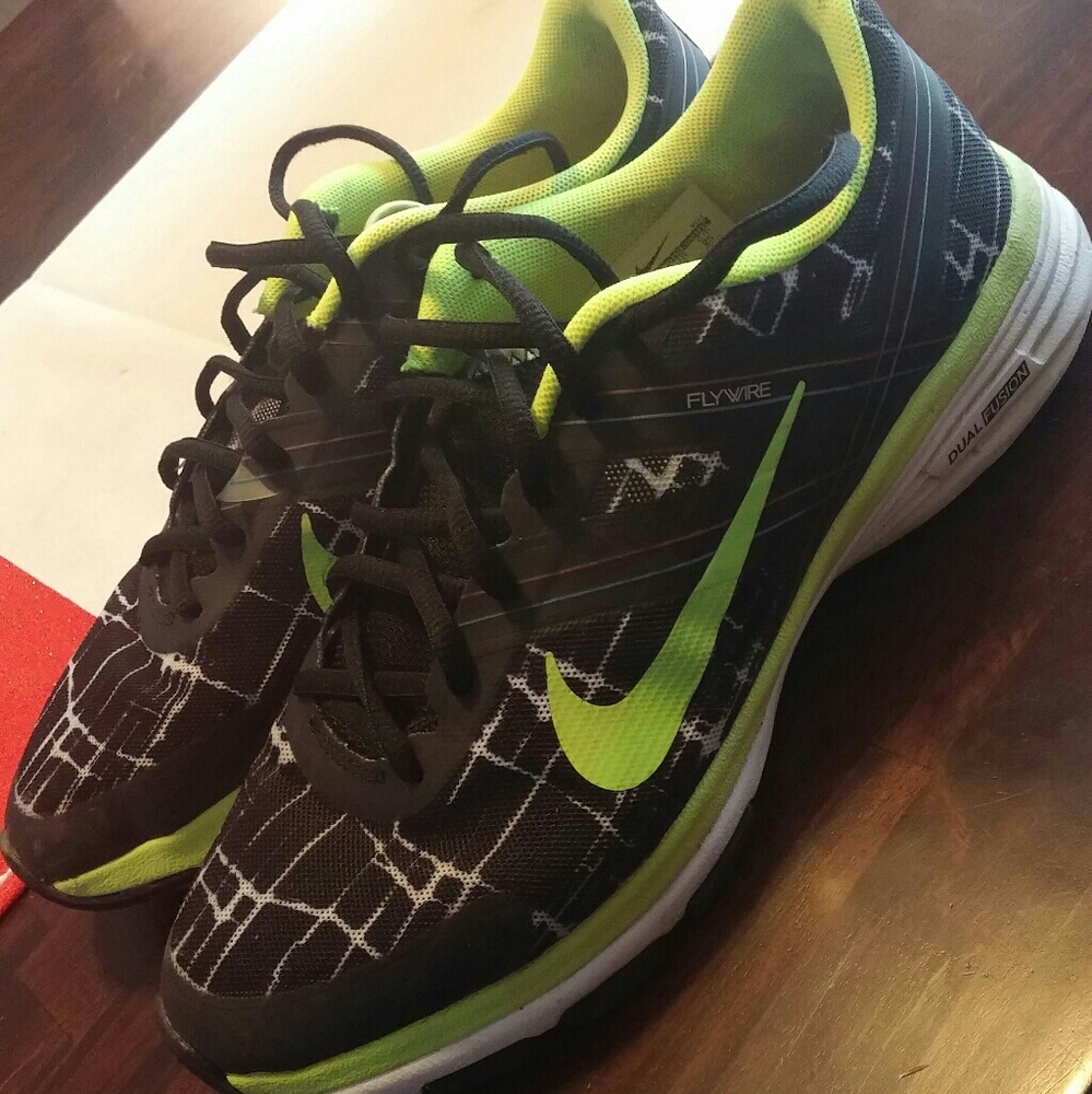 Black/neon yellow nike dual fusion flywire size 8