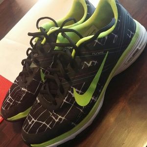 Black/neon yellow nike dual fusion flywire size 8