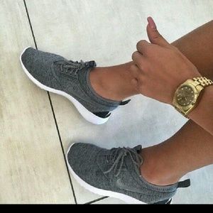 Nike women's fleece juvenate sneaker