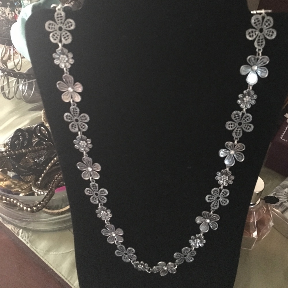 Long flower necklace in silver