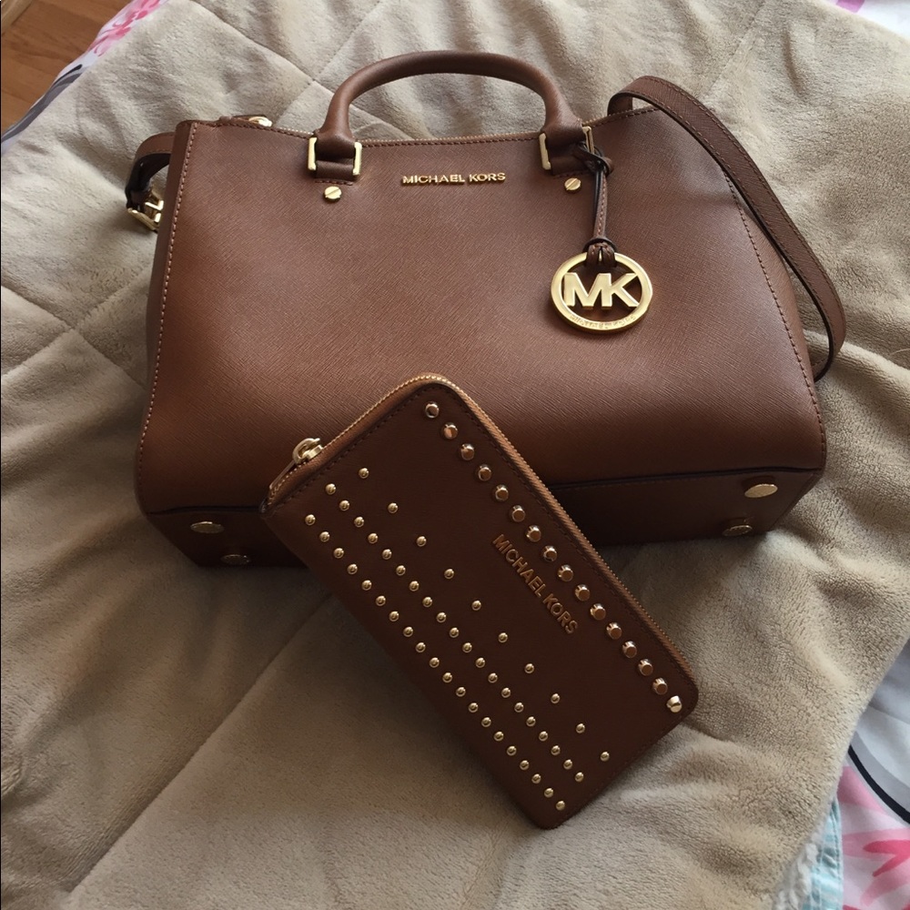 Mk bag  and wallet used a few time. Like new