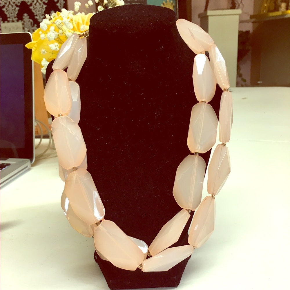 Statement necklace in peach
