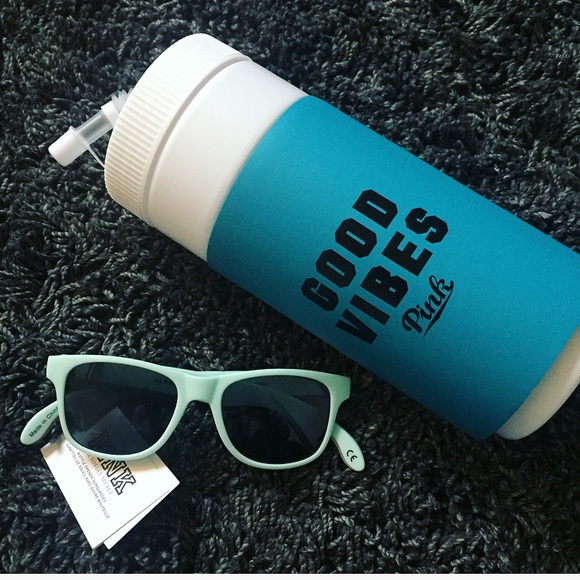 SOLD💓VS Pink Good Vibes Set 💚 - Picture 2 of 8