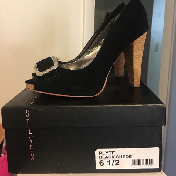 Steve Madden Shoes - Steve Madden peep toe pump