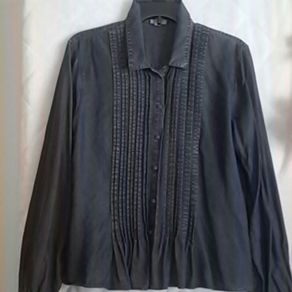 Adorable pintucked shirt