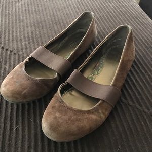 Brown ballet flats