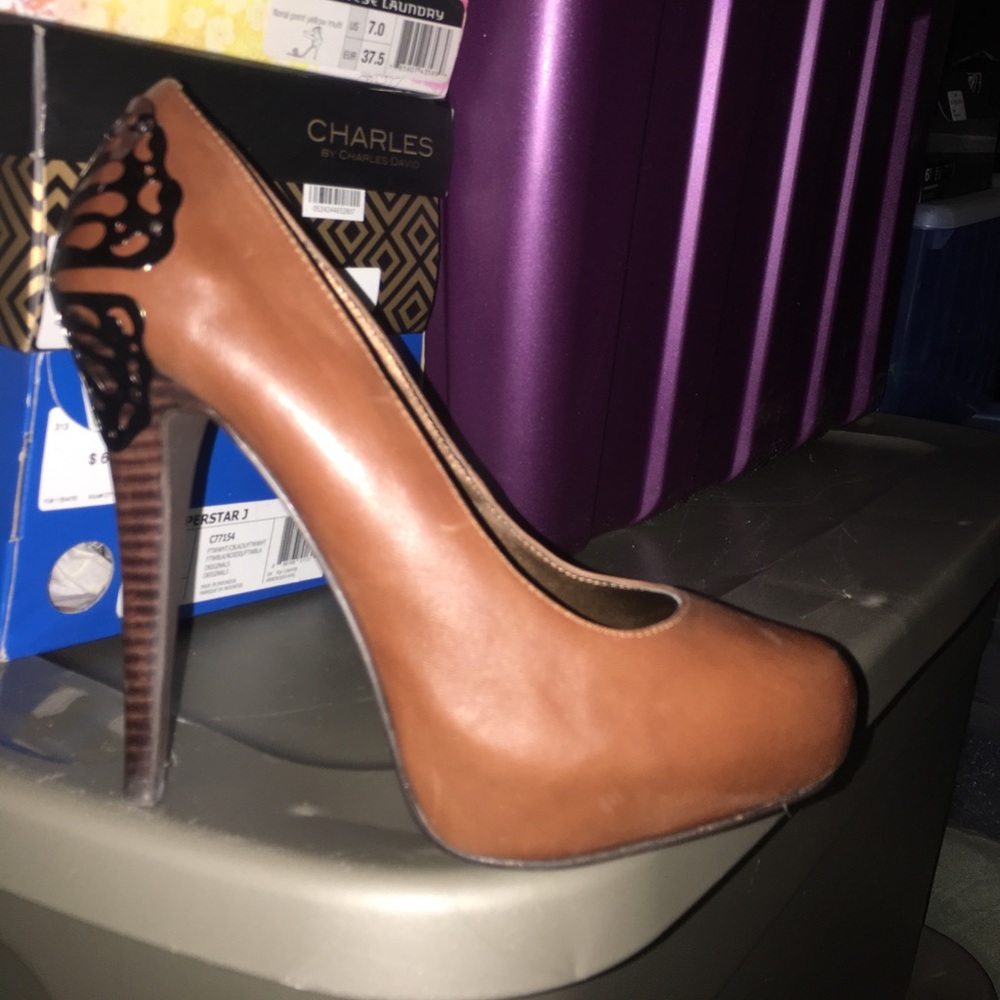 Carlos Santana brown pumps