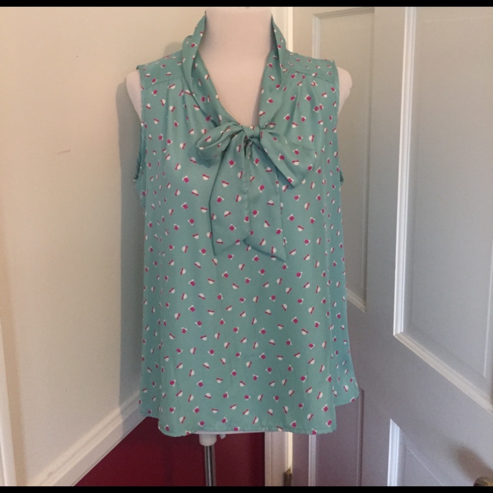 Beautiful kitten bow tank