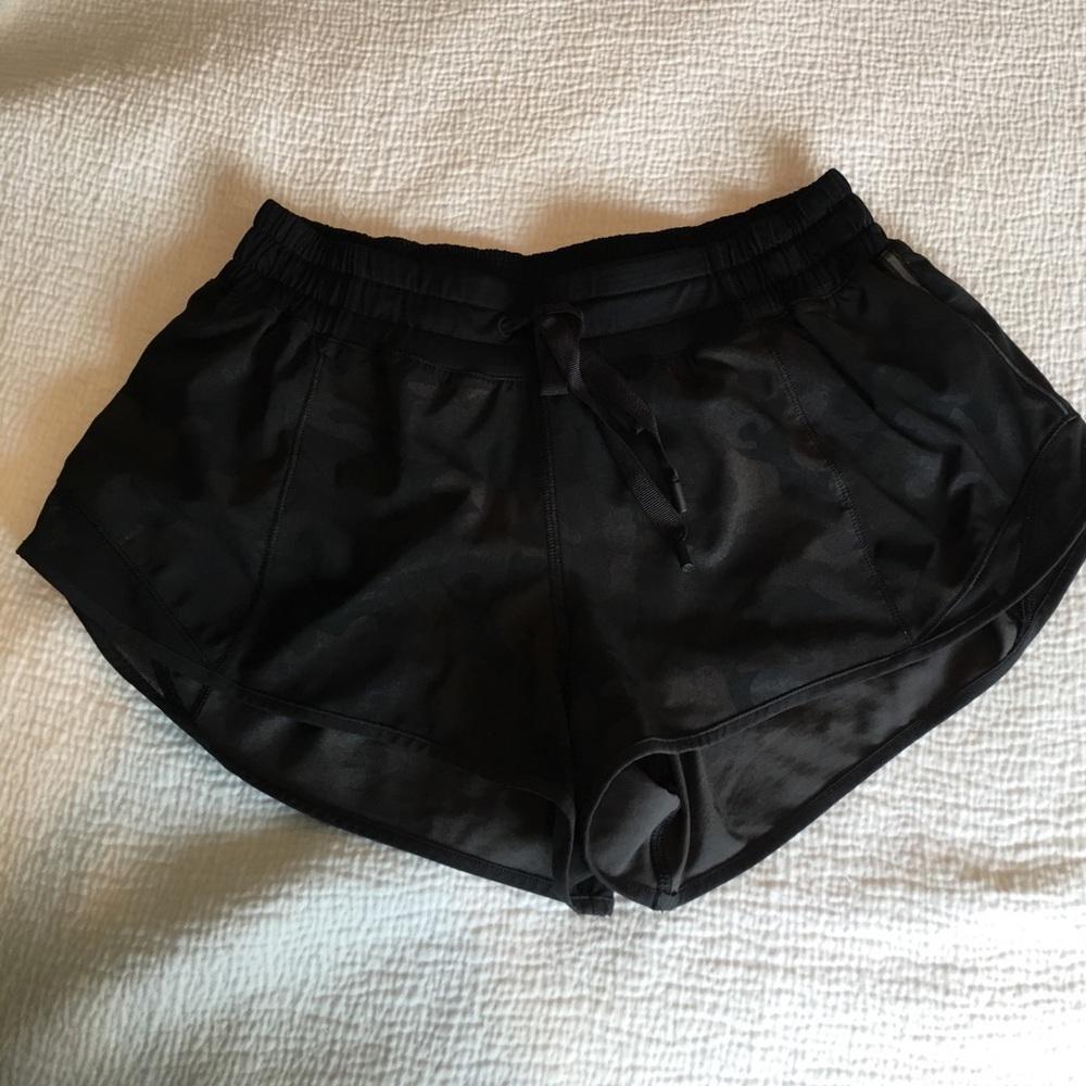 Lululemon Hotty Hot Short in black camouflage