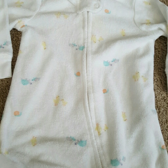 Adorable, neutral sleeper - Picture 3 of 3