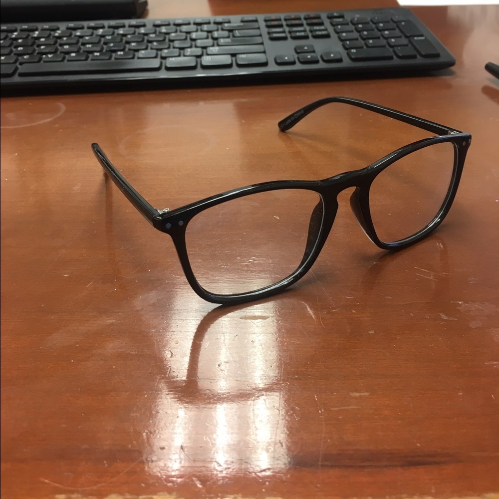 Urban Outfitters Throwin' Shade Black frames 😎👓