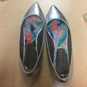 Madden girl silver flats 5.5