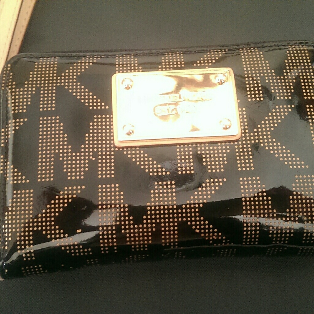 Michael kors wristlet