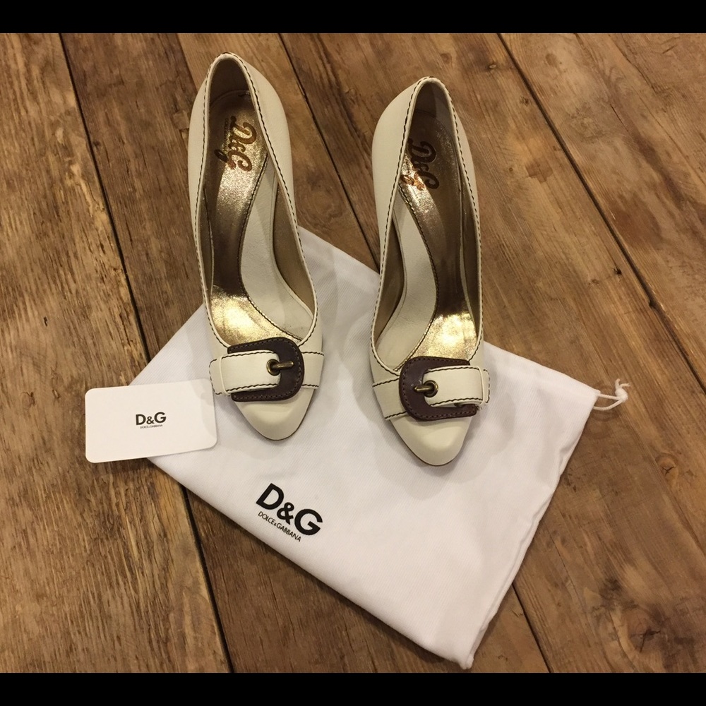 🎉host pick🎉 D&G white with brown buckle heels
