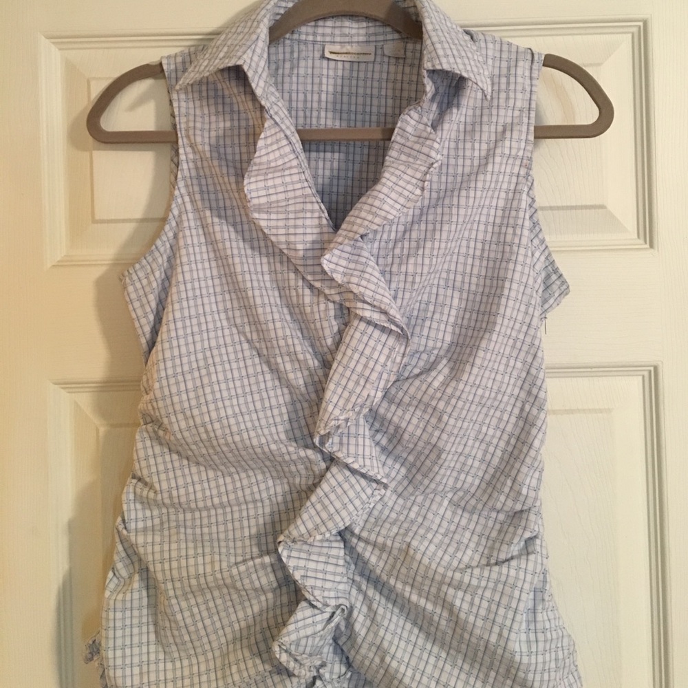 Cute sleeveless ruffled top, size M