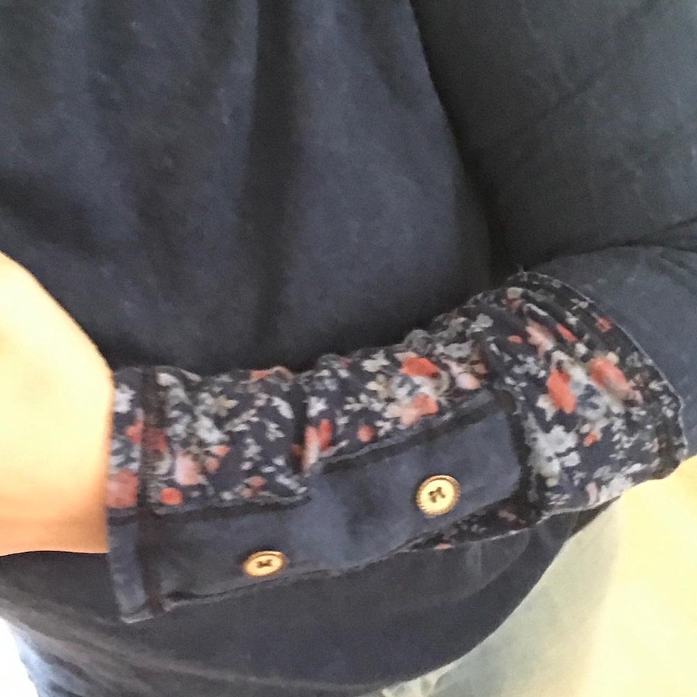 🆕Floral cuff spring top💕 - Picture 3 of 4