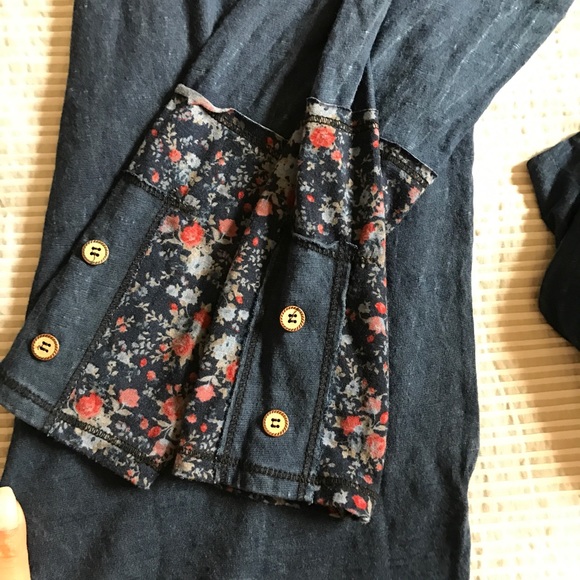 ๐Floral cuff spring top๐ - Picture 4 of 4