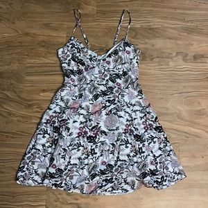 🔴American Eagle Floral X-back dress NWOT!!🔴