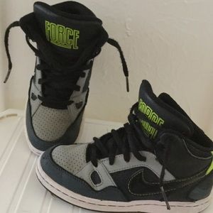 Nike basketball boys shoes