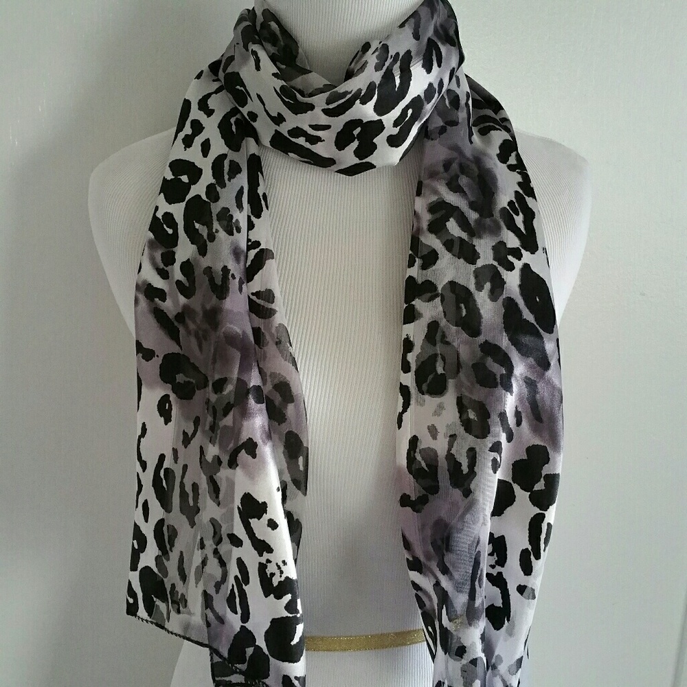 ⬇️Final Markdown 🌹Animal Print Silk Scarf🌹