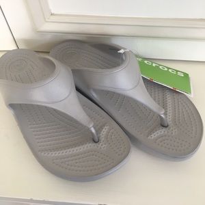 Crocs platform flip in platinum