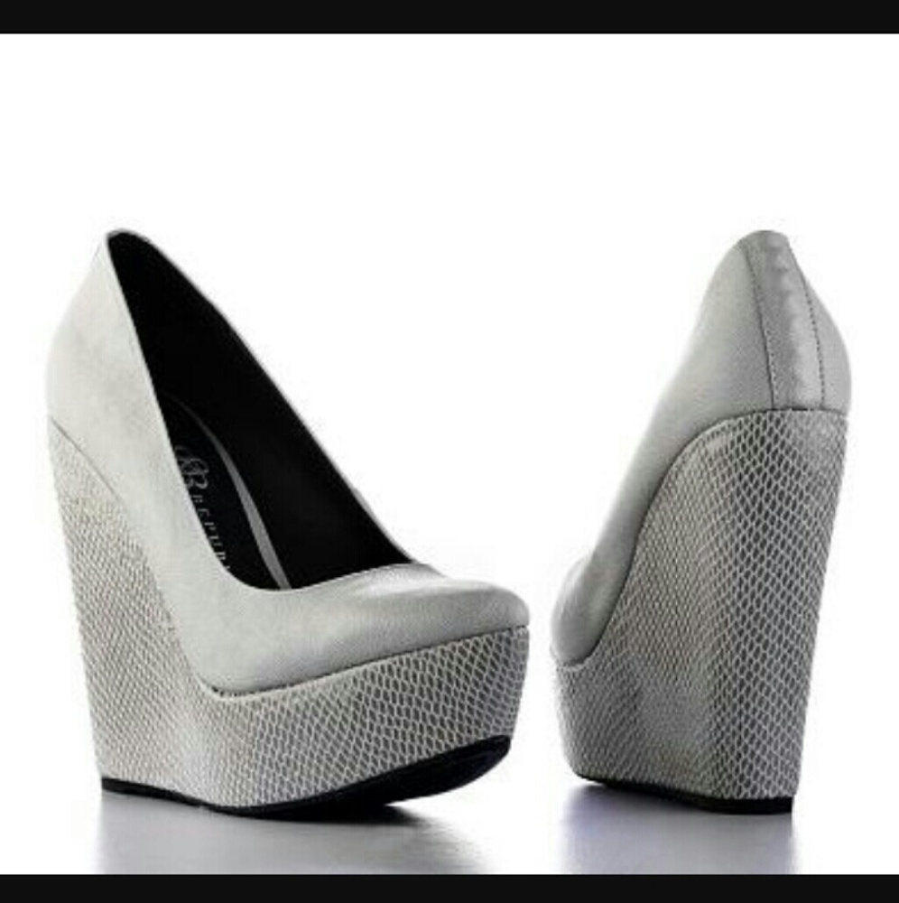 "ROCK & REPUBLIC" Platform wedge heels size 9