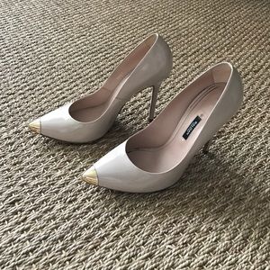 Gently worn nude Baldan pumps with gold tip!