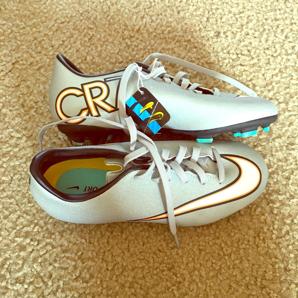 NEW! Boys Nike cleats Sz 1.5
