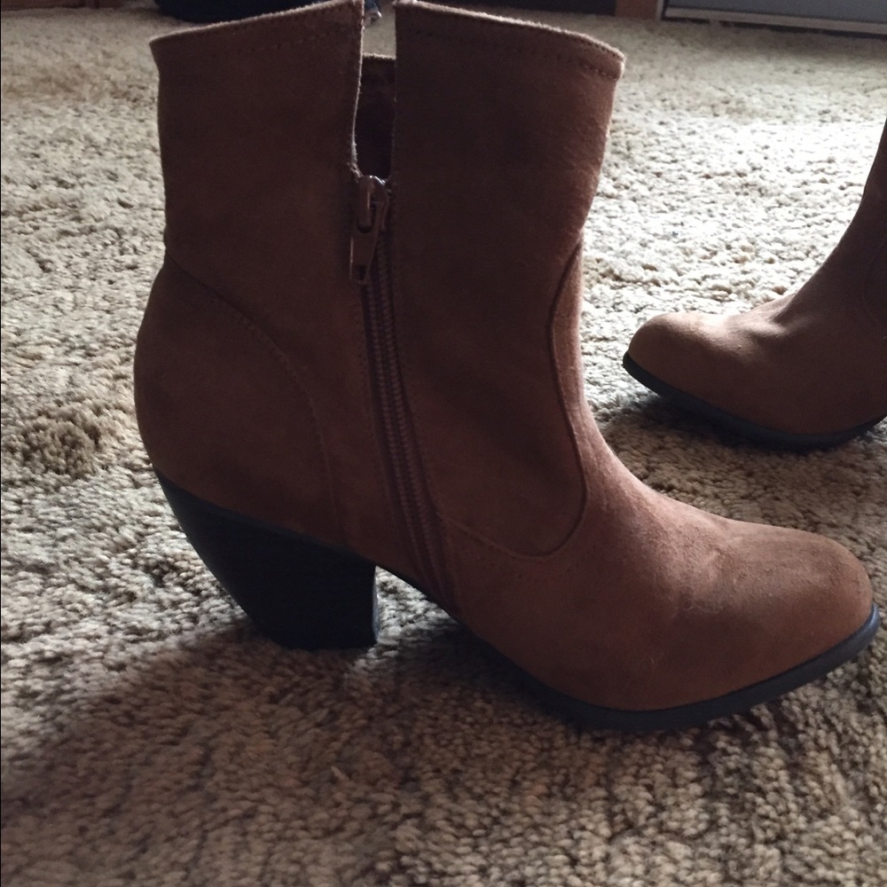 Brown ankle boots with fringe