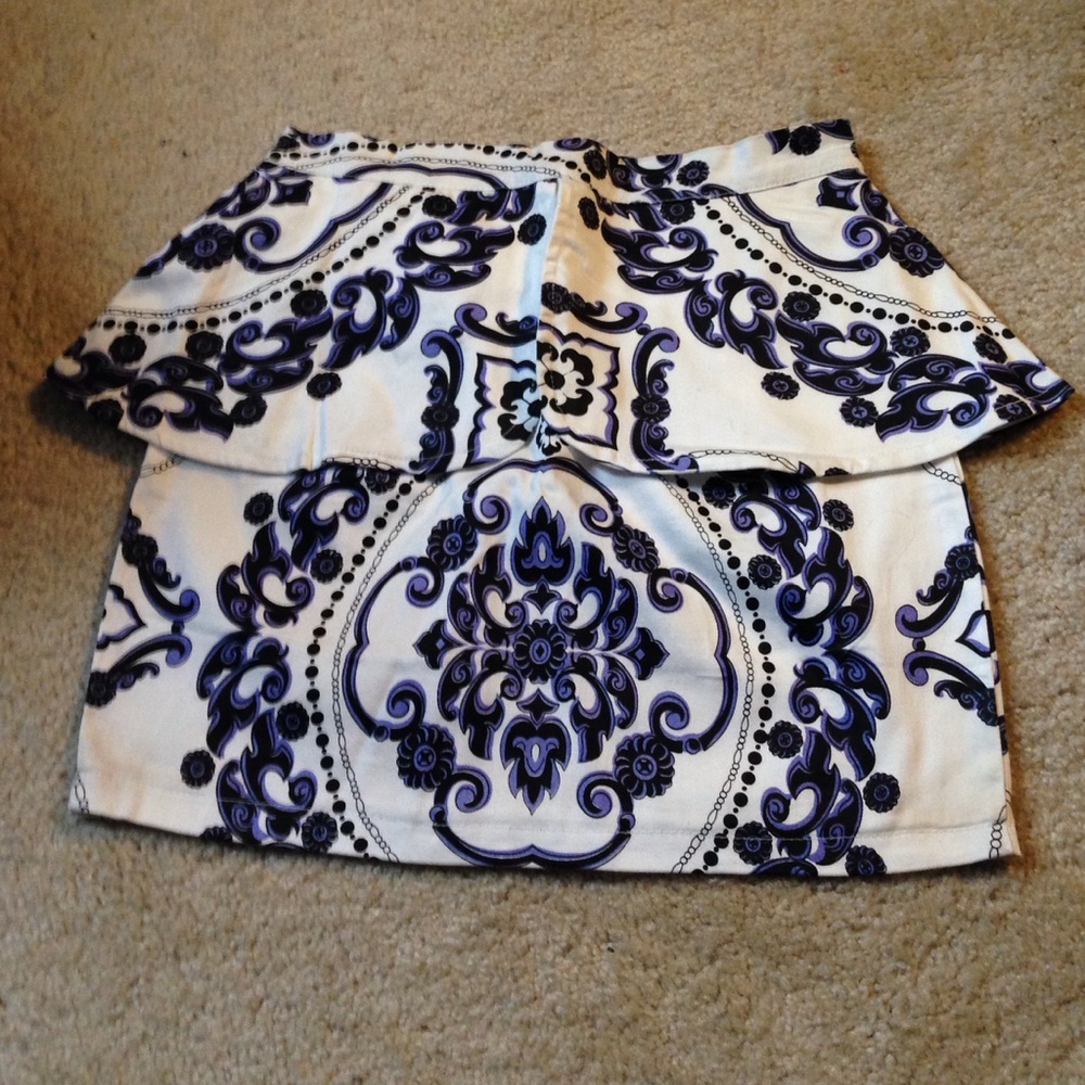 Super cute flower print mini skirt.