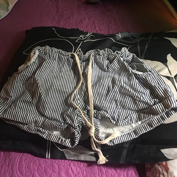 Soft striped shorts size small - Picture 2 of 2