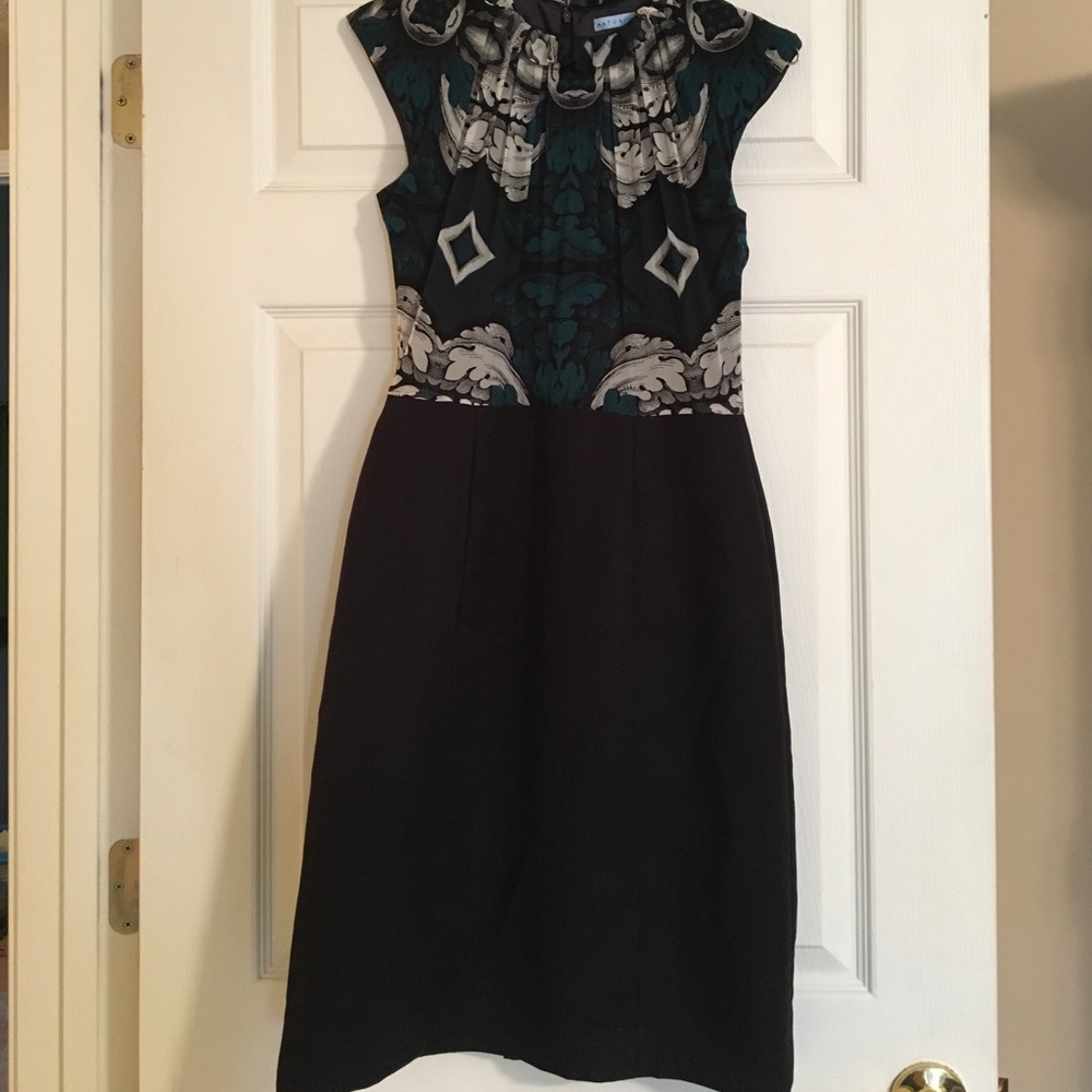 Gorgeous dress, with zip back closure  ❤️