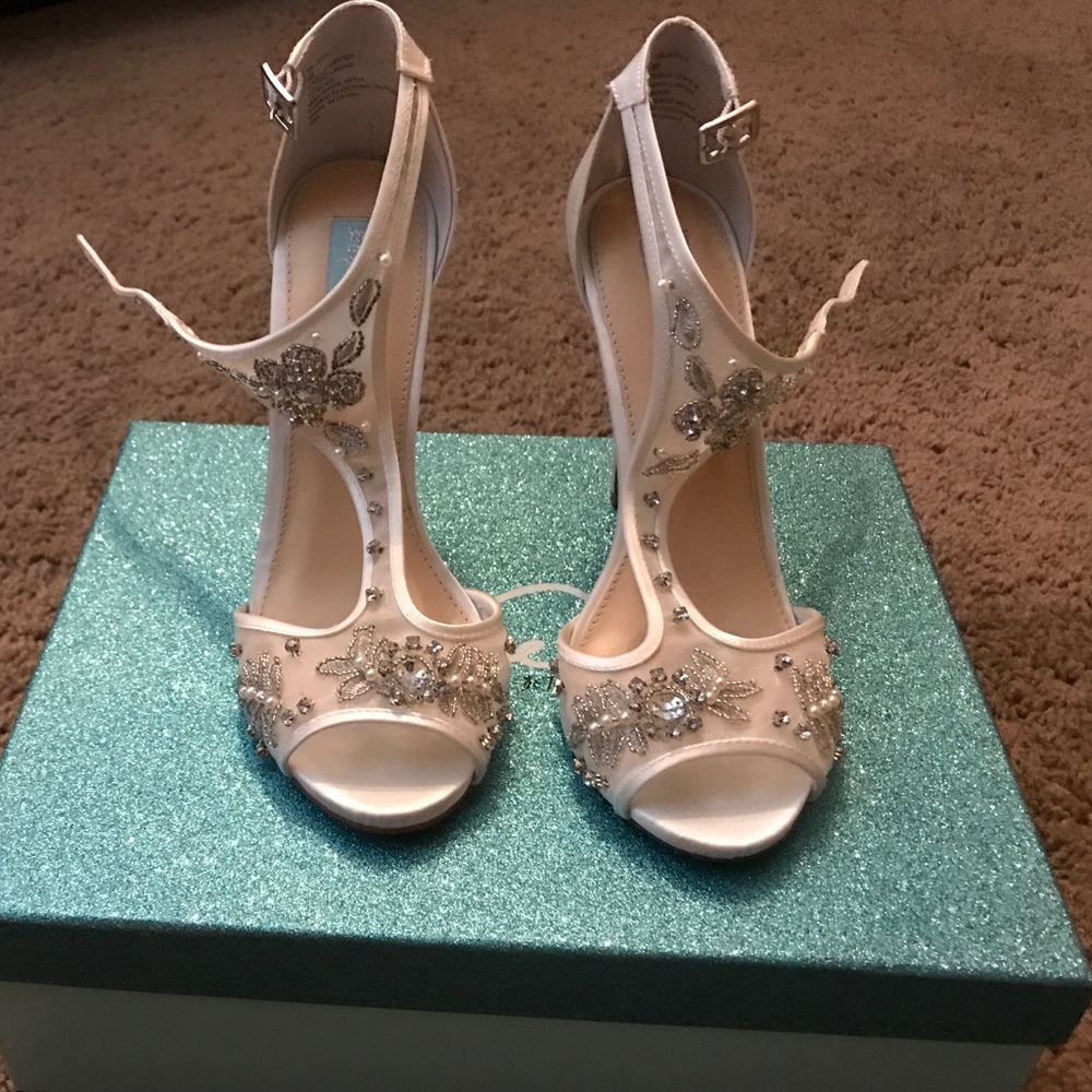 Blue by betsey Johnson sb-holly size 8