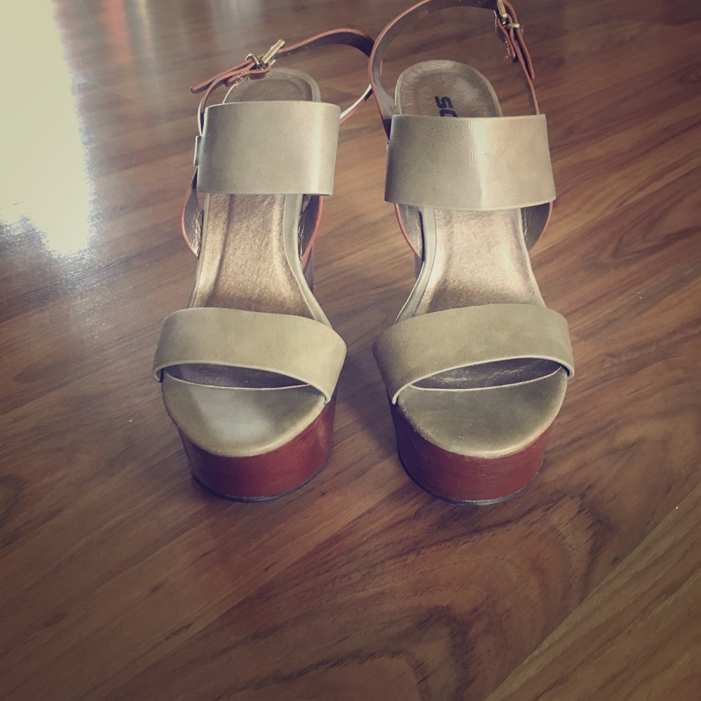 Strapped wedge