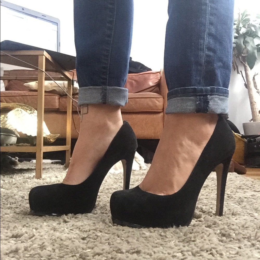 Steve Madden Black Suede Pumps