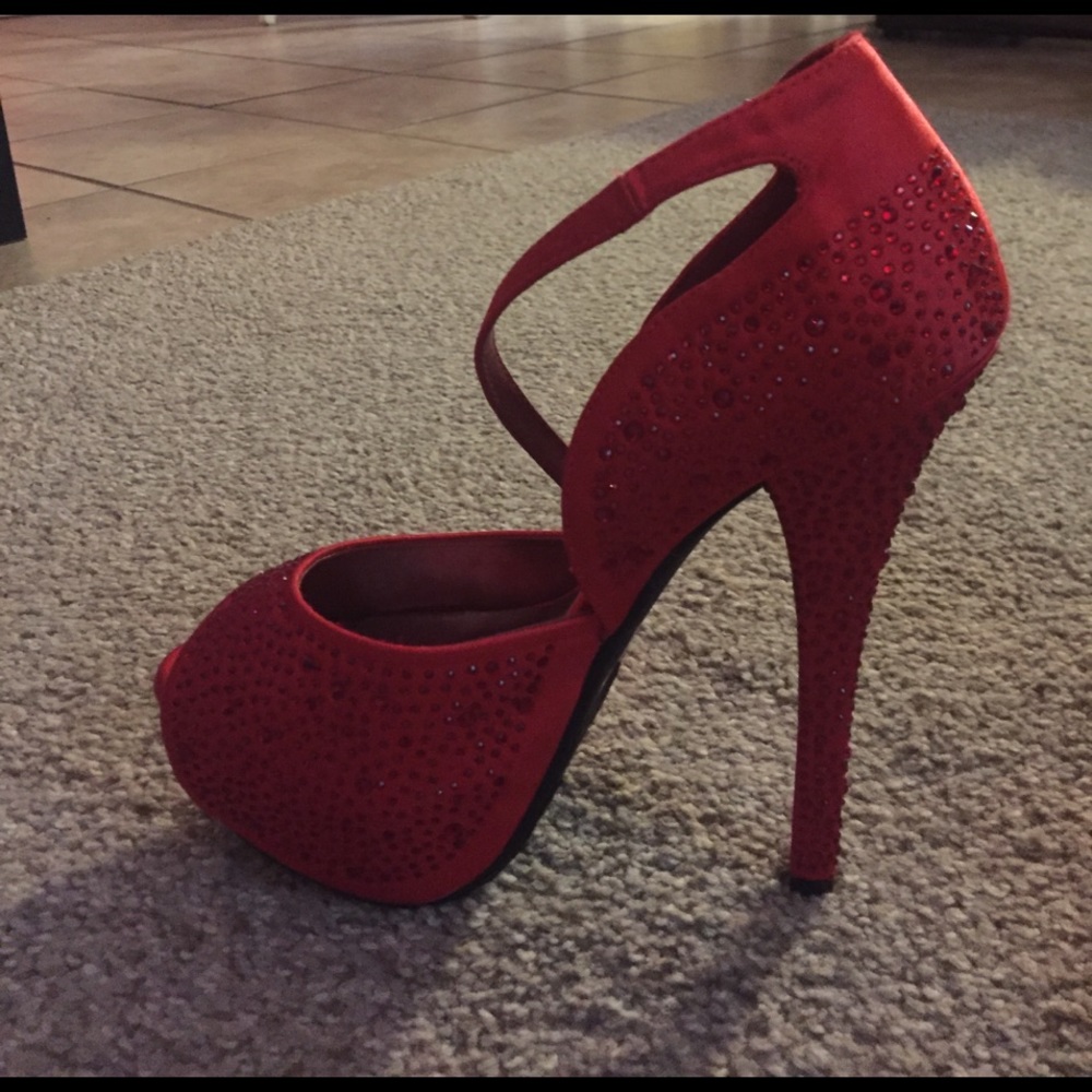 Red Pumps - Picture 4 of 4