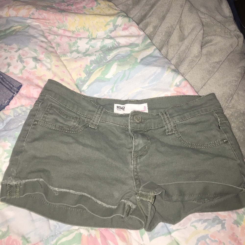 New olive shorts size 5 fit like 4