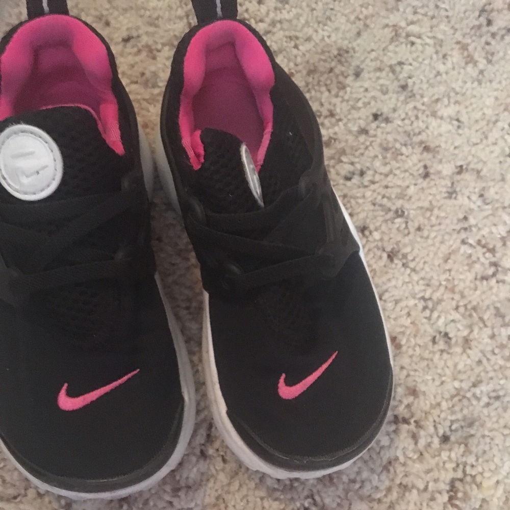 Nike toddler girl shoe